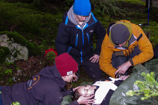 https://themountainschool.com/wp-content/uploads/2024/08/Wilderness-First-Aid-1-600x400.jpg