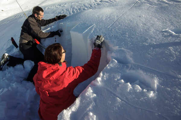 https://themountainschool.com/wp-content/uploads/2024/10/Avalanche-pit-2-1-600x400.jpg