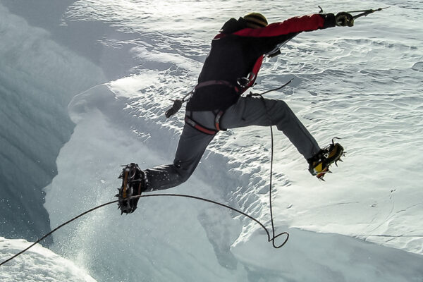 https://themountainschool.com/wp-content/uploads/2024/10/Crevasse-jump-3-600x400.jpg