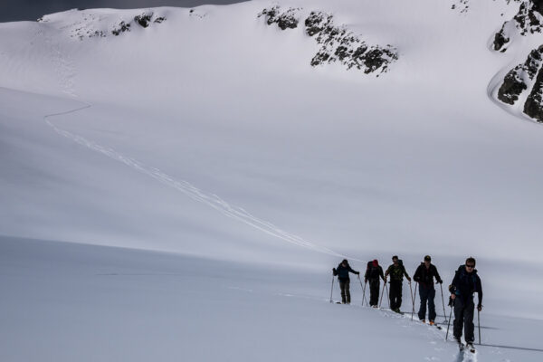 https://themountainschool.com/wp-content/uploads/2024/10/Ski-touring-3-1-600x400.jpg